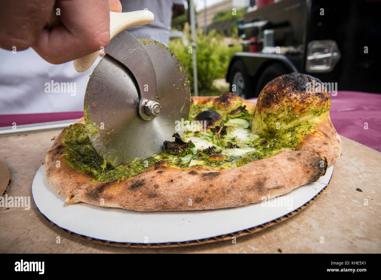 Jason Kellogg von Timber Pizza Company wirft den Teig hoch in ein Verkäuferzelt des US-Landwirtschaftsministeriums (USDA) am Freitag, den 5. August 2016, auf dem USDA Farmers Market in Washington, D.C.. Andrew Dana aus Washington und Chris Brady aus Annapolis sind Miteigentümer der Timber Pizza Company, die sagt, dass sie an einem warmen Sommertag wie diesem oft mehr als 260 Pizzen während der 4-stündigen Marktstunden servieren, und zusätzliche Pizzen während des USDA Evening Farmers Market. Popularität und Rentabilität kann zum Teil zu ihrer Verwendung von Tuscarora Organic Growers (TOG), die sie sagen, h kommen Stockfoto