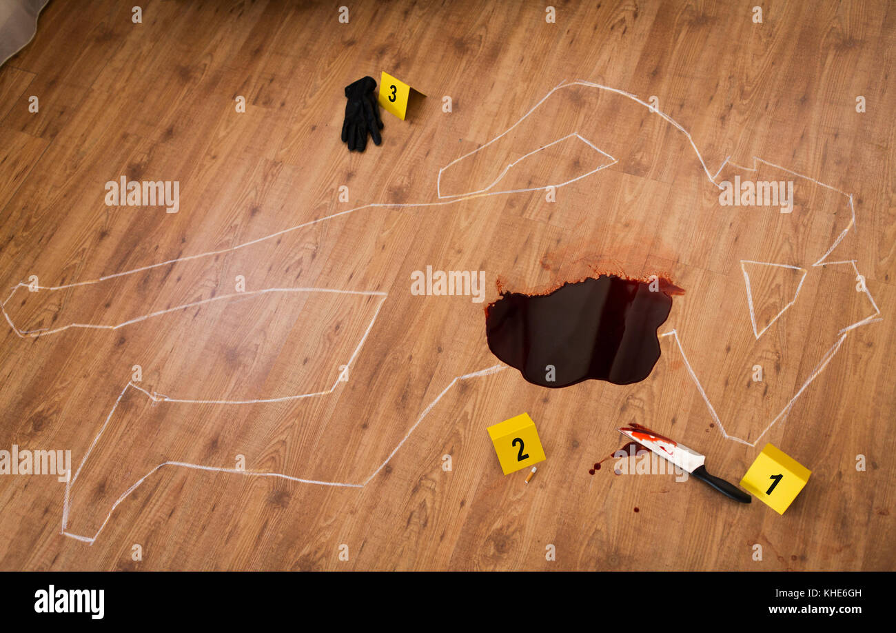 Chalk Umrisse und Messer in Blut am Tatort Stockfoto