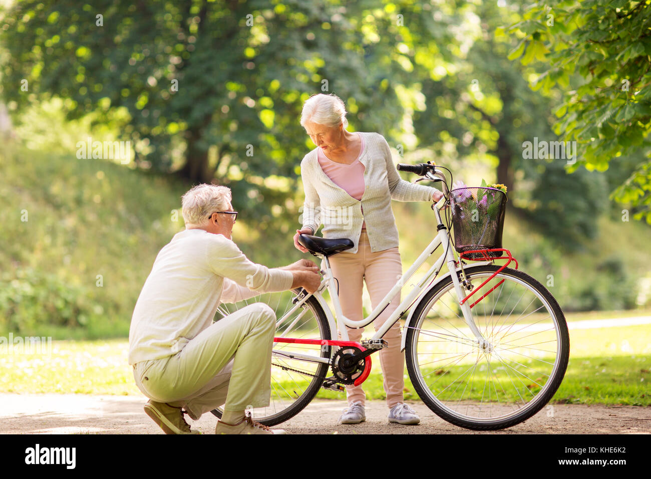 Gerne älteres Paar mit Fahrrad am Sommer, Park Stockfoto