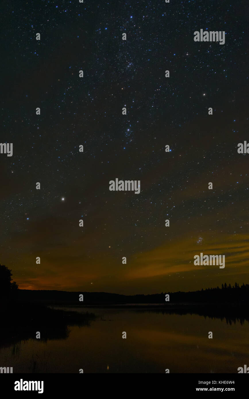 Bunte Nacht Sicht auf den See, die Milchstraße, den Wald und die Sterne im See widerspiegeln Stockfoto