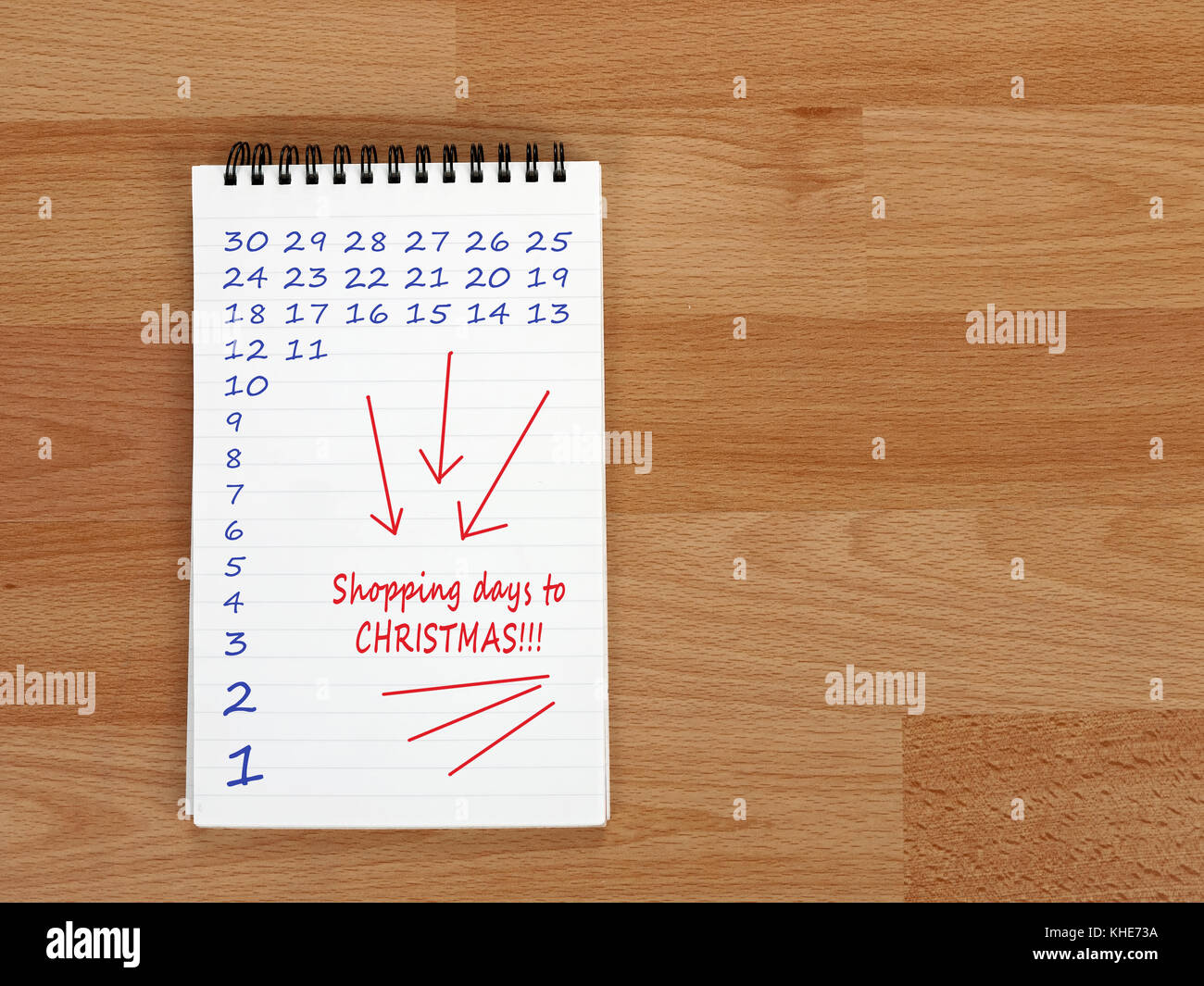 Countdown. Shopping Tage bis Weihnachten. notepad auf dem Schreibtisch. Stockfoto