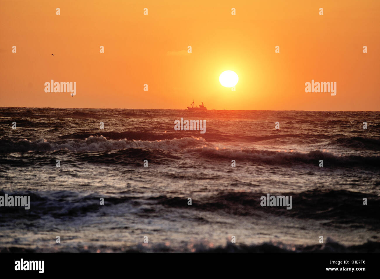 Das Schiff auf dem Meer müssen in den Sonnenuntergang. Stockfoto