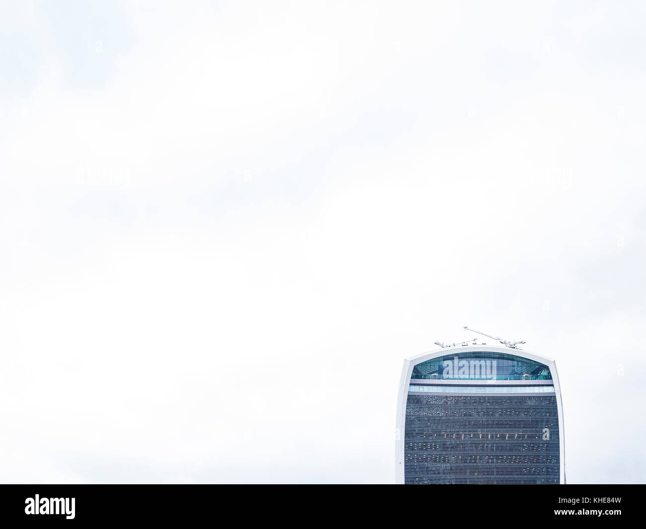 London, Großbritannien. 20 Fenchurch Street, die auch als Walkie-talkie Talky Gebäude bekannt, gegen eine einfache weiße Himmel Hintergrund. Stockfoto