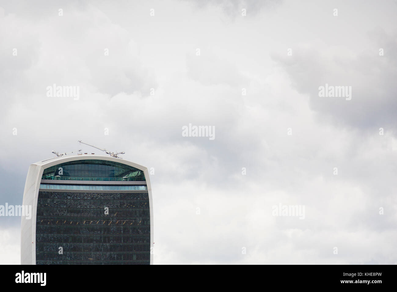 London, Großbritannien. 20 Fenchurch Street (die Walkie Talkie Gebäude) allein gegen einen grauen bewölkten Himmel. Stockfoto