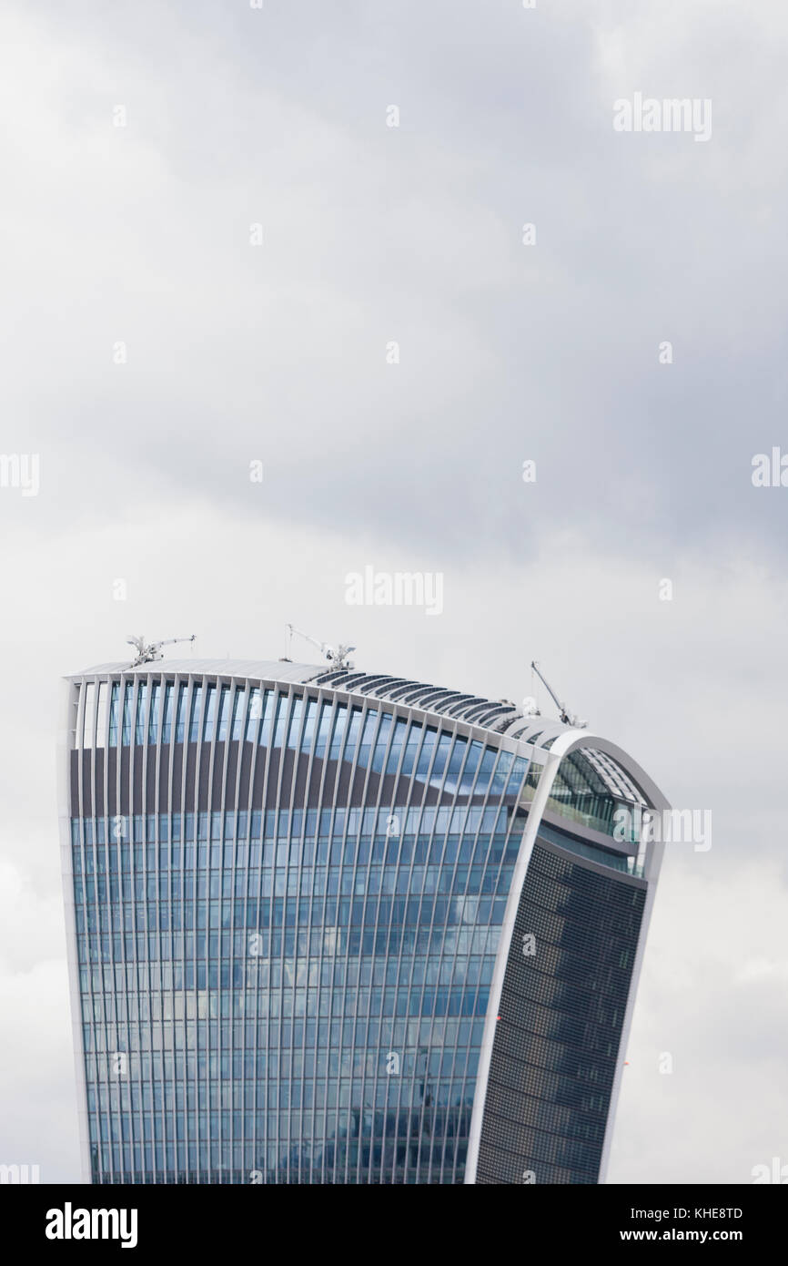 London, Großbritannien. Profil von 20 Fenchurch Street (die Walkie talkie Gebäude) gegen blassen grauen Himmel. Stockfoto