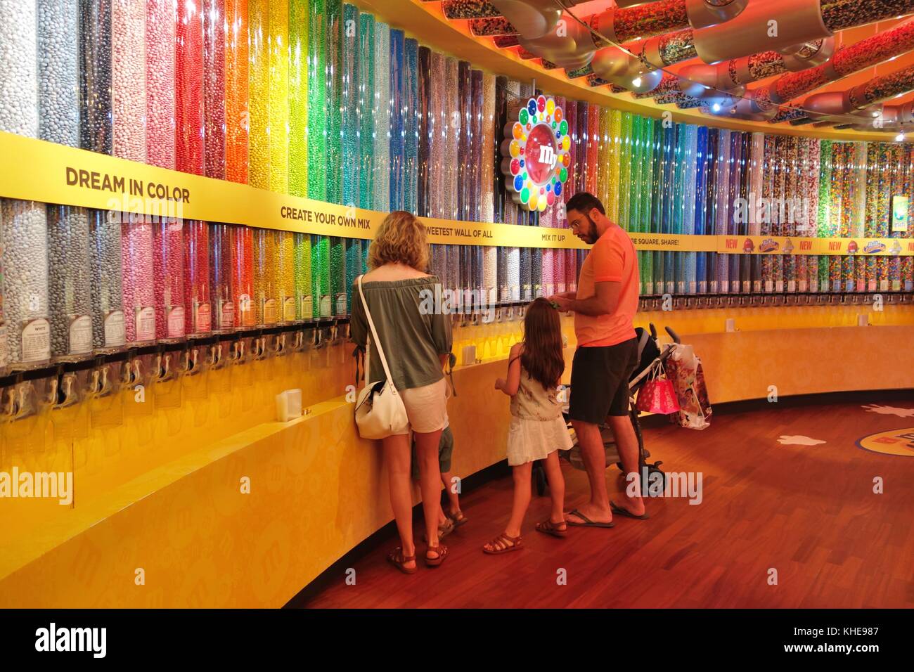 Verschiedene Farben von M&M Süßigkeiten Süßigkeiten in transparenten abfüllen Rohre in der Florida Mall store, Orlando, Florida, USA Stockfoto