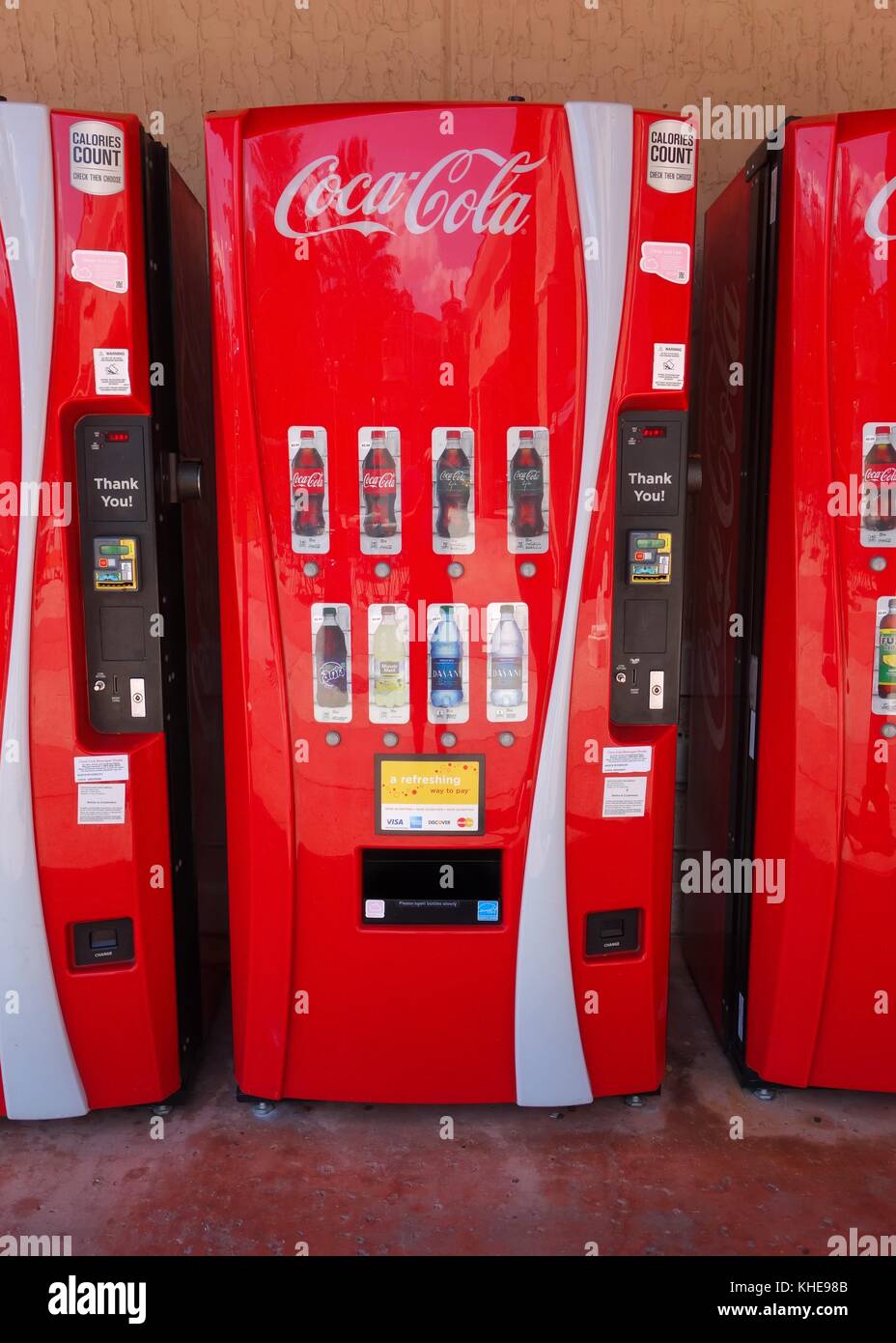 Coca Cola Automaten in einer Reihe in einem Einkaufszentrum in Florida, USA Stockfoto