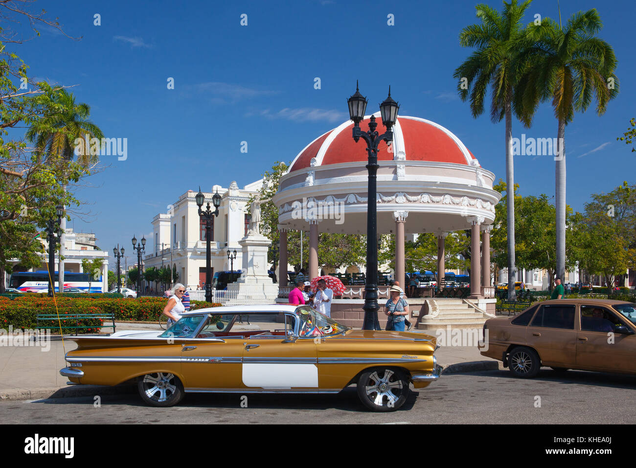 Cienfuegos, Kuba - 28. Januar 2017: Jose Marti Park, die wichtigsten Platz von Cienfuegos (UNESCO Weltkulturerbe), Kuba. Cienfuegos, Hauptstadt von Cienfuegos Stockfoto