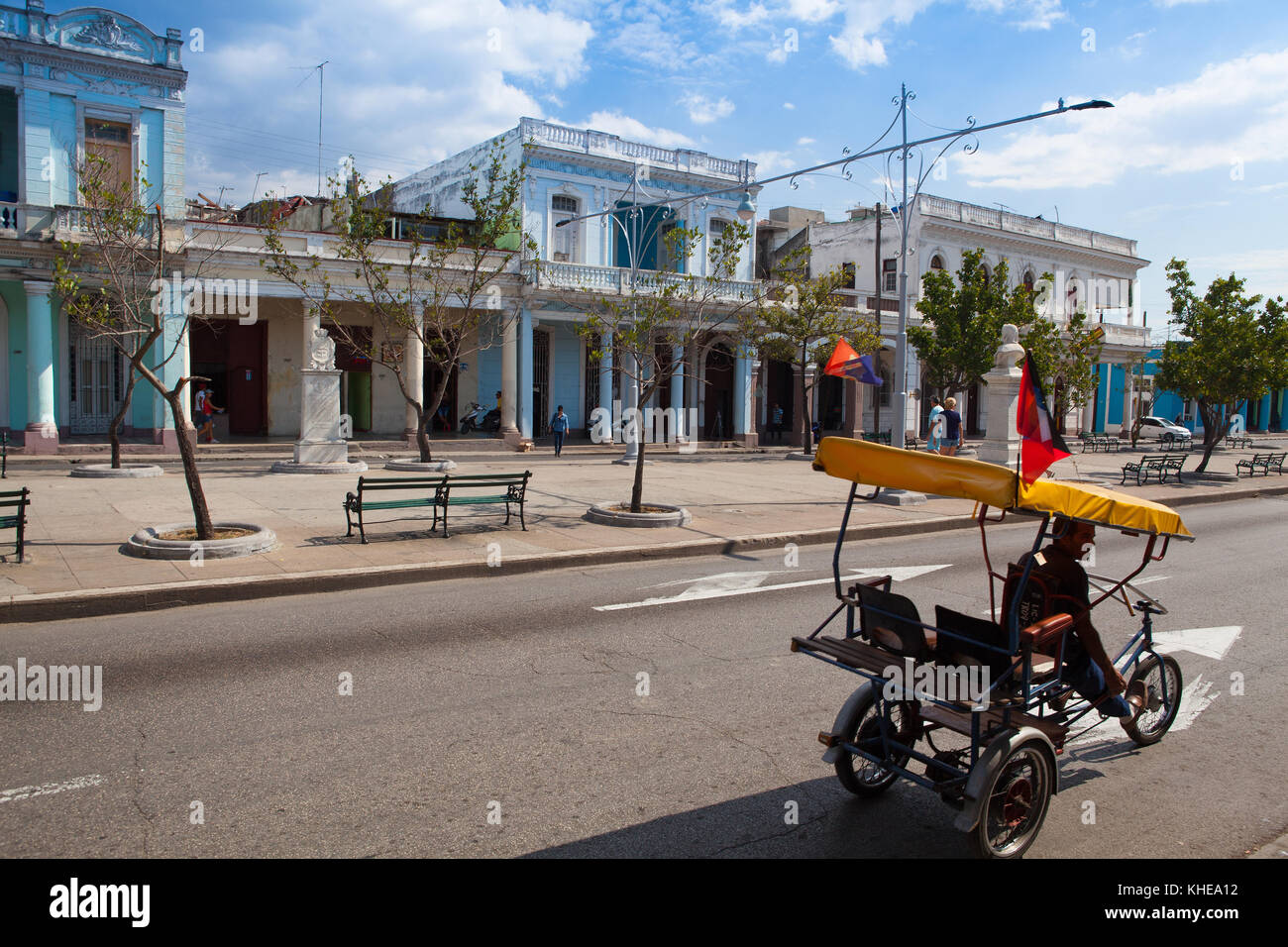 Cienfuegos, Kuba - Januar 28,2017: Typische koloniale Straße in Cienfuegos. Cienfuegos Cienfuegos, der Hauptstadt der Provinz, ist eine Stadt an der südlichen coas Stockfoto