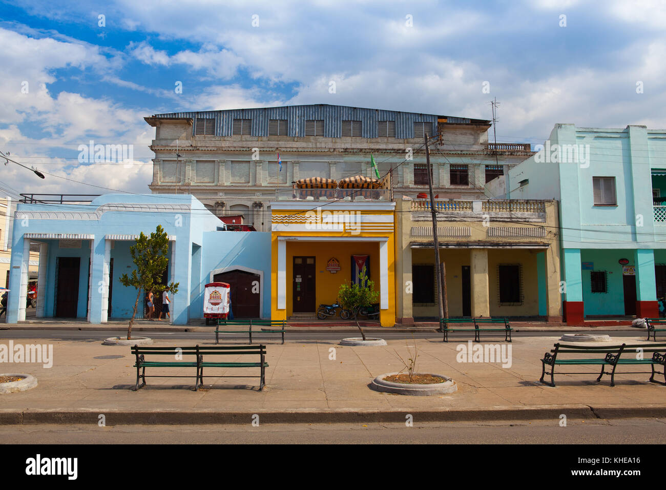 Cienfuegos, Kuba - Januar 28,2017: Typische koloniale Straße in Cienfuegos. Cienfuegos Cienfuegos, der Hauptstadt der Provinz, ist eine Stadt an der südlichen coas Stockfoto
