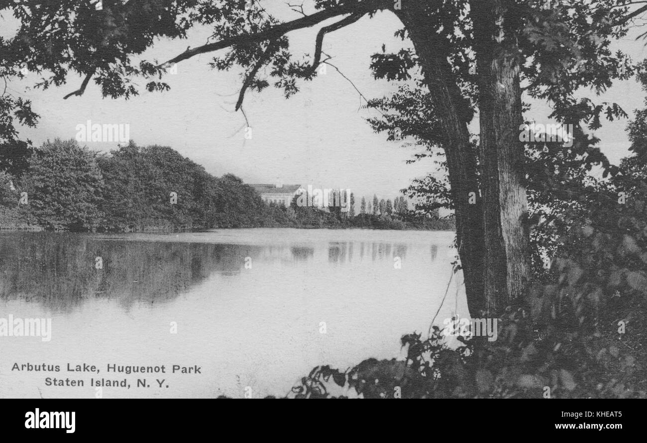 Postkarte eines Sees und von Bäumen, markiert Arbutus See, Huguenot Park, Staten Island, New York, 1900. Aus der New York Public Library. Stockfoto