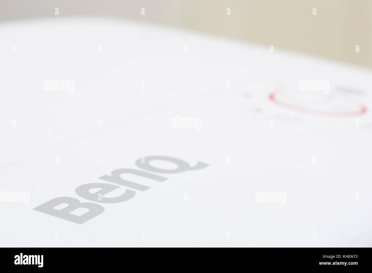 London, Großbritannien. Nahaufnahme des BenQ-Logo auf W1210 ST Projektor. Stockfoto