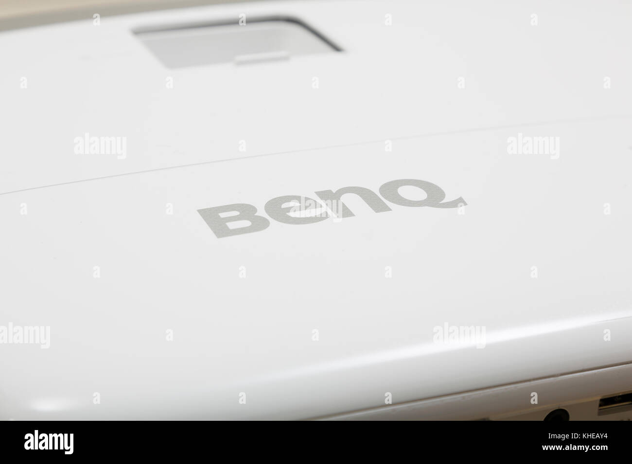 London, Großbritannien. Nahaufnahme des BenQ-Logo auf W1210 ST Projektor. Stockfoto
