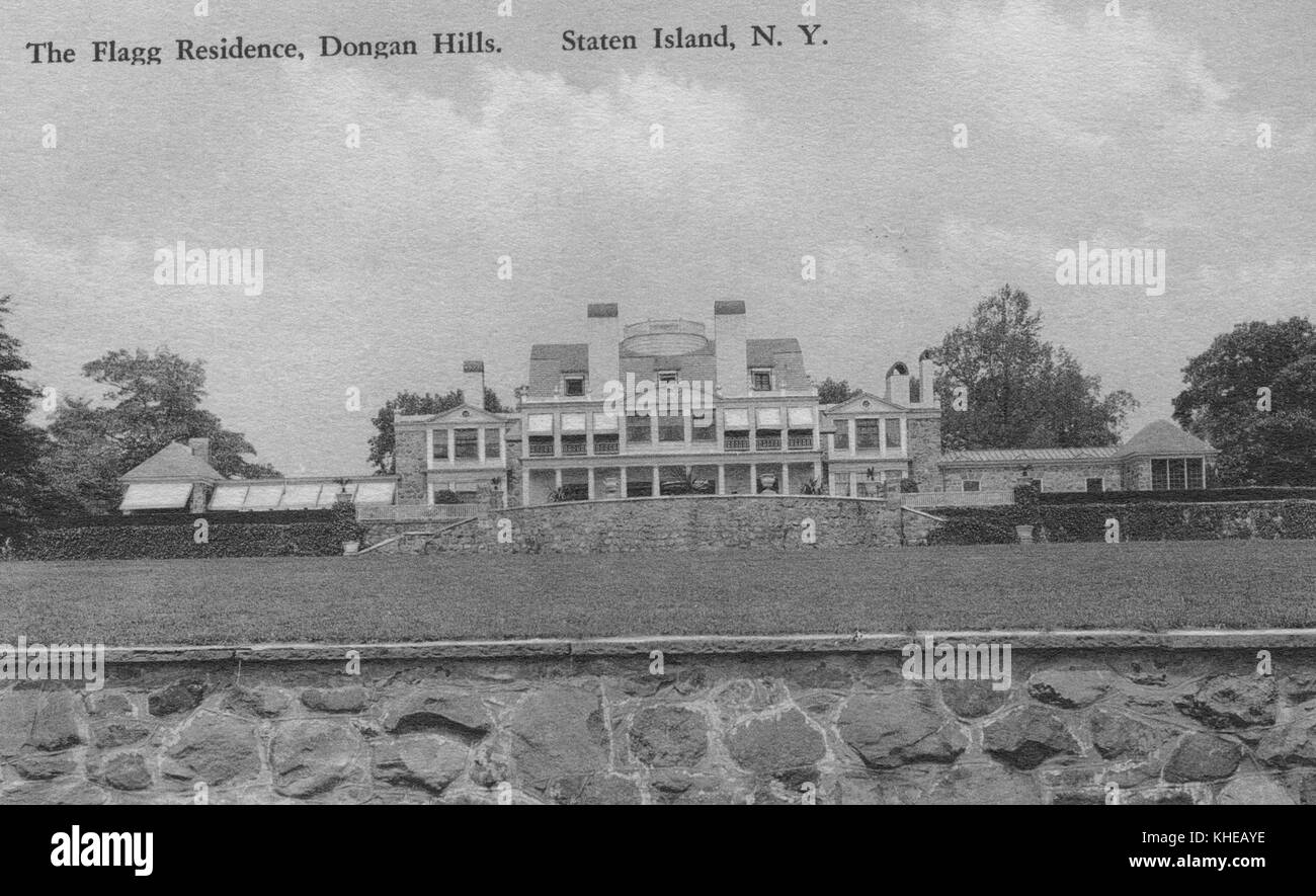 Ein altes Postkartenbild der Flagg Residence, einem 32-Zimmer-Haus im Kolonialstil auf dem Todt Hill, mit einem großen gepflegten Rasen, der von einem niedrigen Steinzaun im Vordergrund begrenzt ist, Dongan Hills, Staten Island, New York, 1900. Aus der New York Public Library. Stockfoto