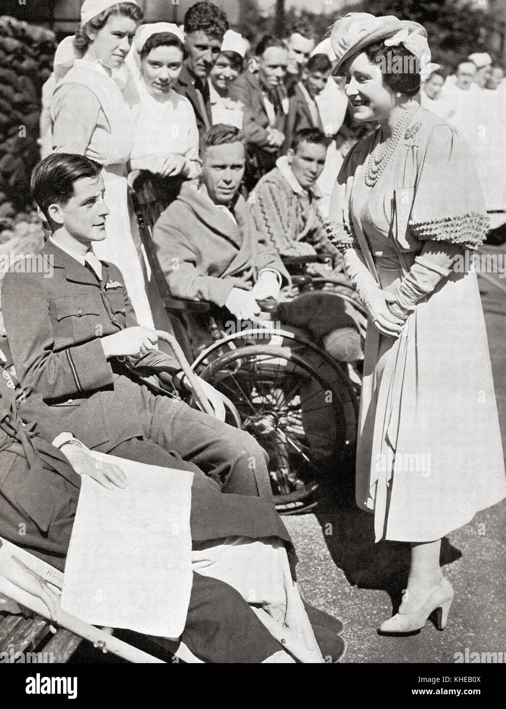Queen Elizabeth besuchen die Überlebenden von Dünkirchen. Königin Elizabeth, die Königinmutter. Elizabeth Angela Marguerite Bowes-Lyon, 1900 - 2002. Frau von König George VI. und Mutter von Königin Elizabeth II. Stockfoto