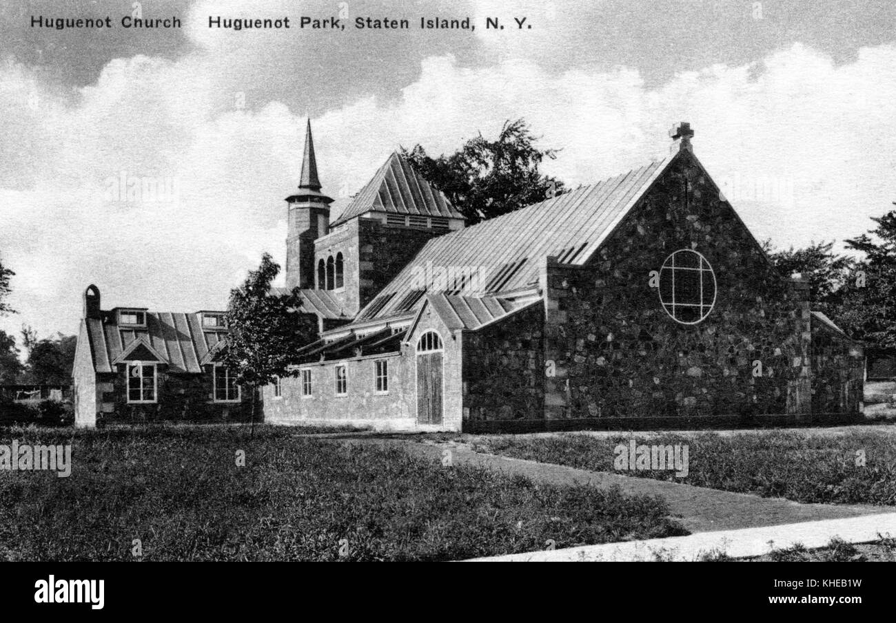Ein altes Postkartenbild mit einem Eckblick auf das Gebäude der Hugenottenkirche mit Bäumen im Hintergrund und grasbewachsenem Rasen im Vordergrund, Huguenot Park, Staten Island, New York, 1900. Aus der New York Public Library. Stockfoto