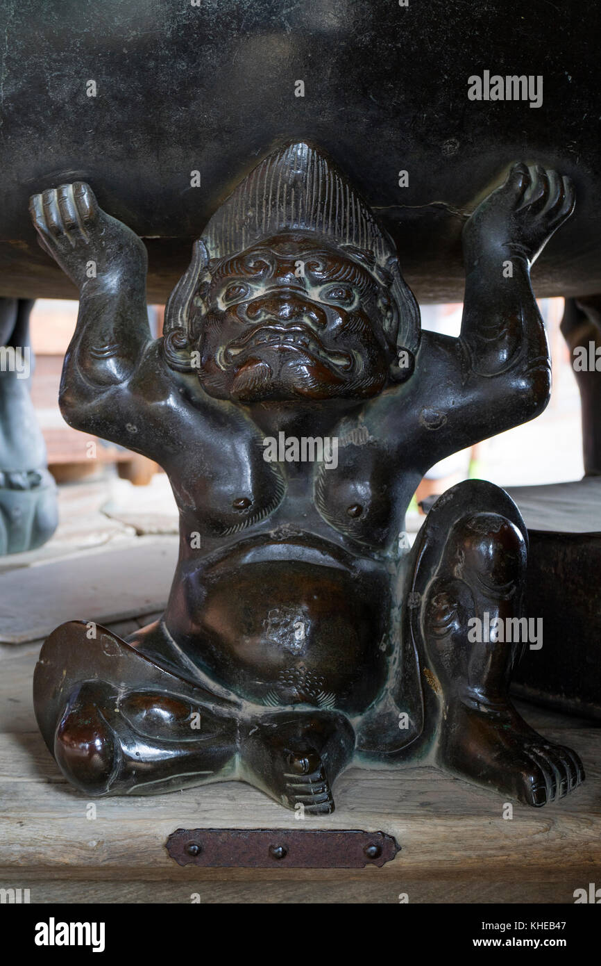 Nara, Japan - 31. Mai 2017: Bronze mythische Figur trägt ein räuchergefäß vor dem kofukuji Tempel in Nara Stockfoto