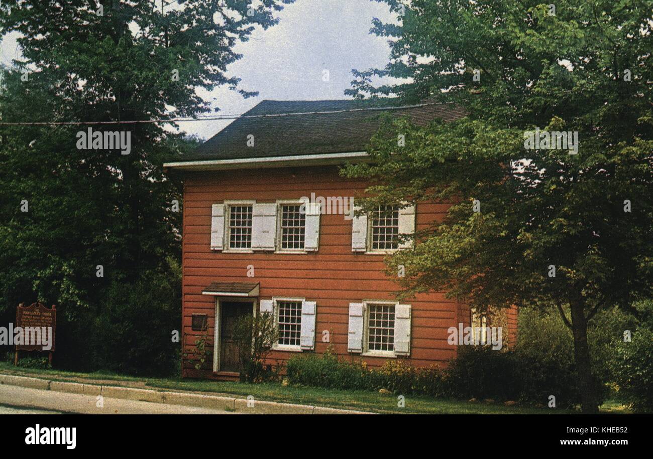 Ein altes Postkartenbild des Voorlezer House, ein viktorianisches Gebäude, eine Eckansicht, die die Vorderseite und die linke Seite des Hauses zeigt, ein ausgewachsener Baum auf jeder Seite, Richmond, Staten Island, New York, 1950. Aus der New York Public Library. Stockfoto