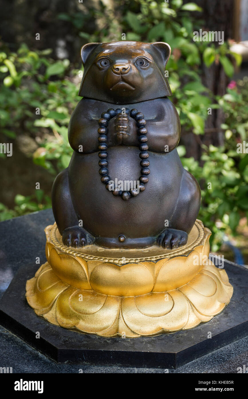 Nagano – Japan, 3. Juni 2017: Statue von Mujina, einem ergebenen Waschbärhund, im buddhistischen Zenkoji-Tempel Stockfoto
