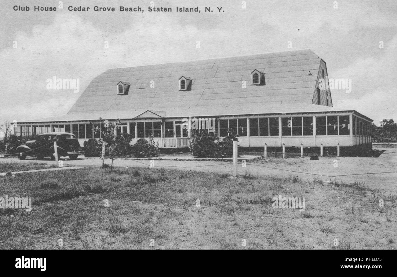 Ein altes Postkartenbild des Club House in Cedar Grove Beach, das eine Winkelansicht der Vorderseite und eines Teils der linken Seite zeigt, ein Auto, das in der vorderen Einfahrt geparkt ist, und eine große Rasenfläche im Vordergrund, Staten Island, New York, 1900. Aus der New York Public Library. Stockfoto