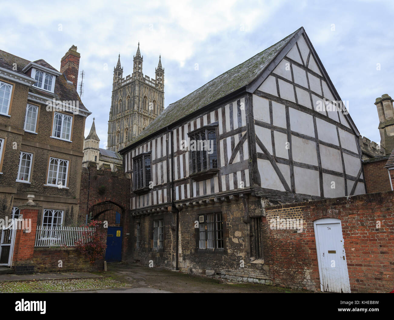 Fachwerkhaus in der Kathedrale gründen, Gloucester, Gloucestershire, England, Großbritannien Stockfoto