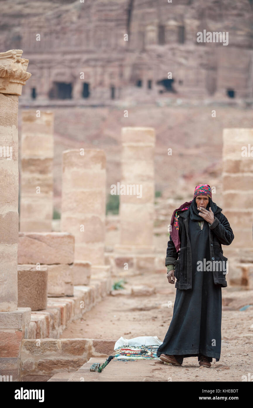 Eine weibliche Straßenhändler, Petra, Jordanien, Naher Osten Stockfoto