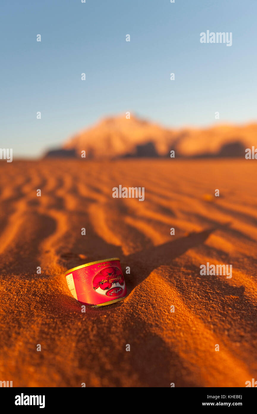 Eine weggeworfene Tomatenform in der Wüste Wadi Rum, Jordanien, Naher Osten Stockfoto