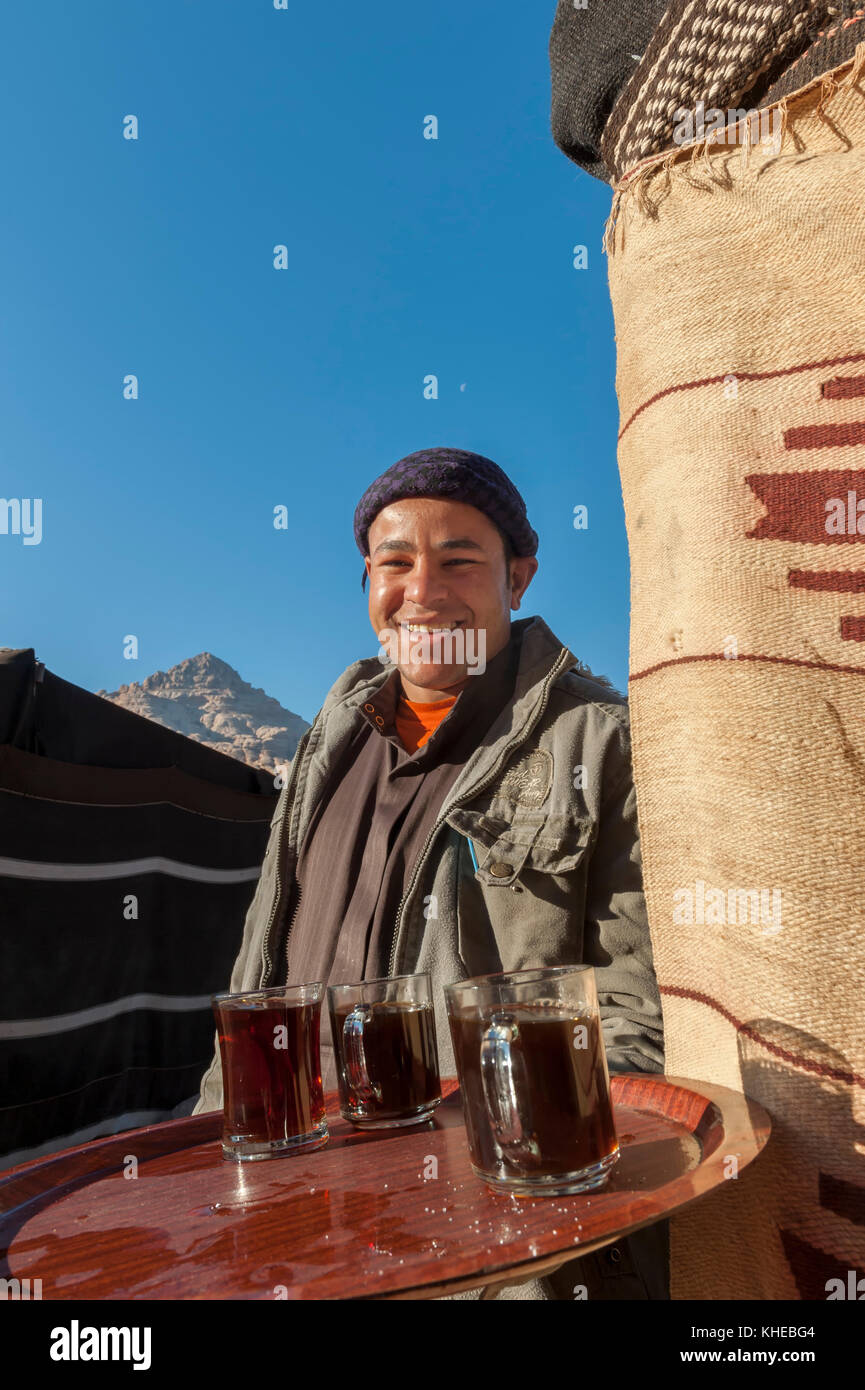 Serviert Tee im Wadi Rum Desert Camp, Jordanien, Naher Osten Stockfoto