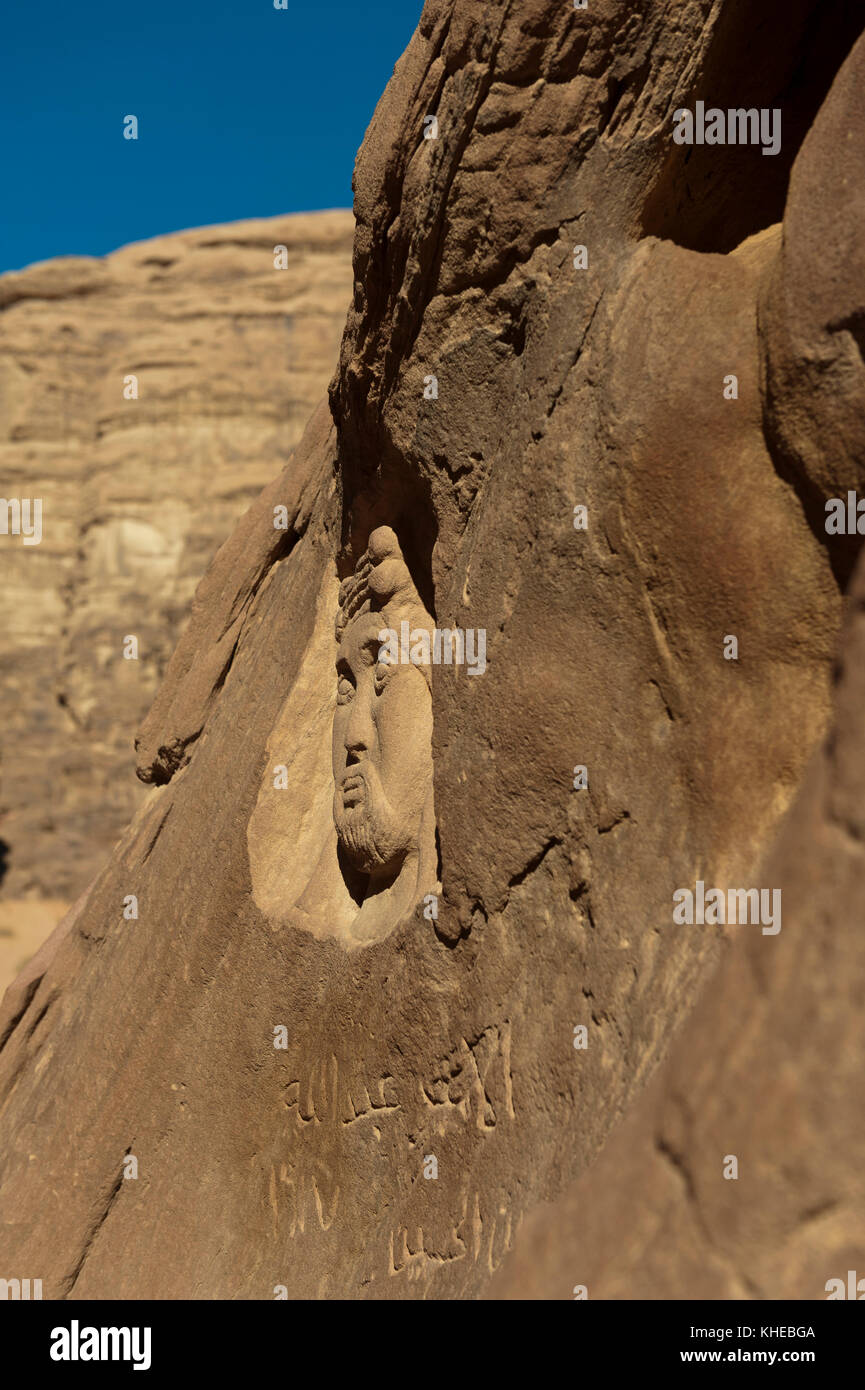 Das Schnitzen von König Abdullah i Geschnitzt in einem Felsen in der arabischen Wüste im Wadi Rum, Jordanien Stockfoto