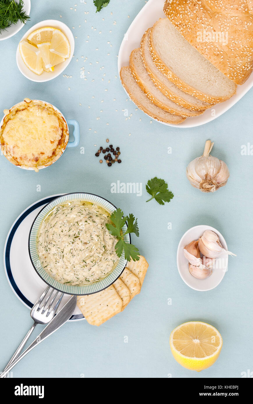 Pasta aus Auberginen und Zutaten auf einem hellblauen Hintergrund in Pastelltönen. Stockfoto