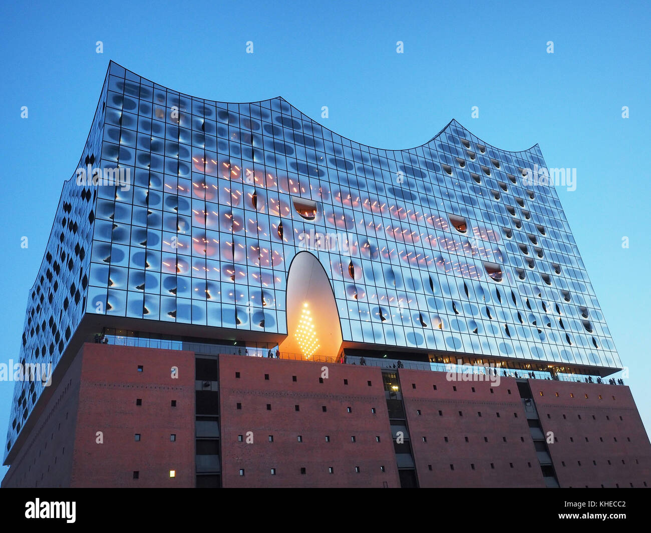 Elbphilharmonie in der Morgendämmerung. Das Gebäude enthält Konzertsäle, ein Hotel und Apartments (Architekten: Herzog & de Meuron) - Hamburg, Deutschland Stockfoto