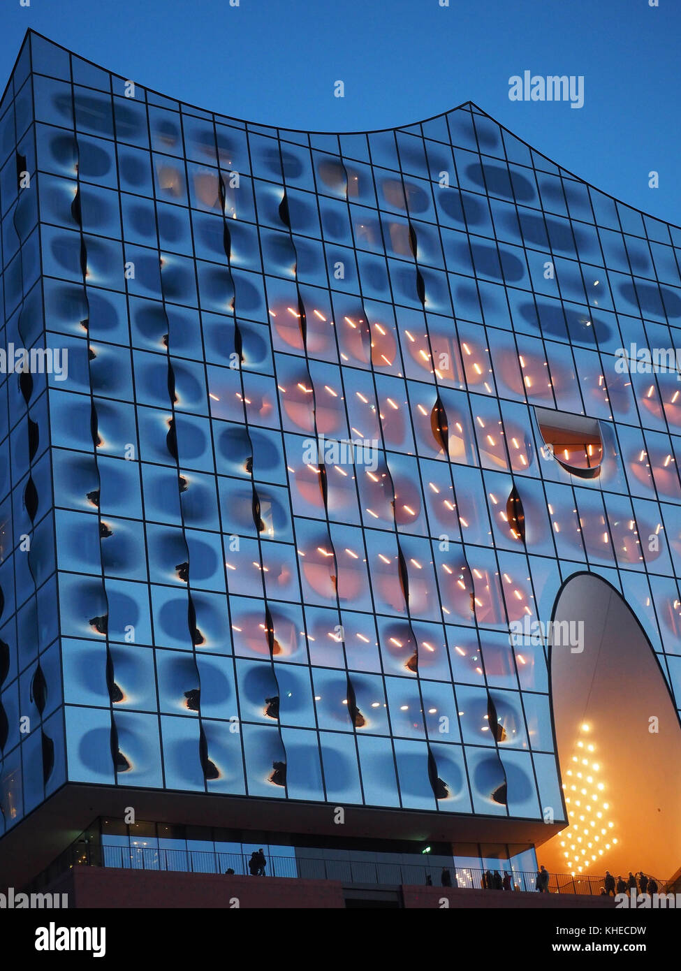 Elbphilharmonie in der Morgendämmerung. Das Gebäude enthält Konzertsäle, ein Hotel und Apartments (Architekten: Herzog & de Meuron) - Hamburg, Deutschland Stockfoto
