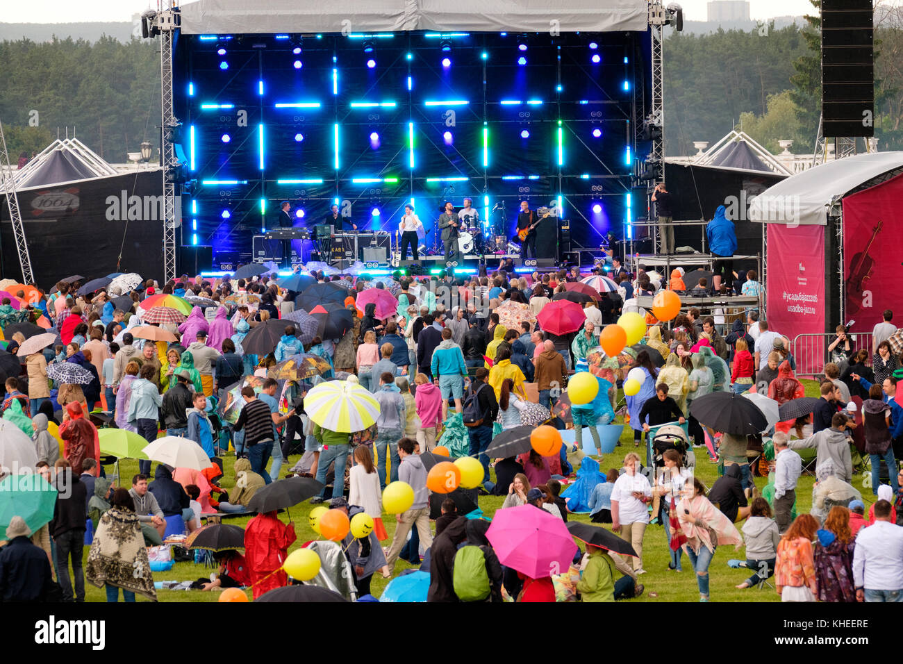 Menschen besuchen Open-Air-Konzert auf dem International Jazz Festival 'U Stockfoto