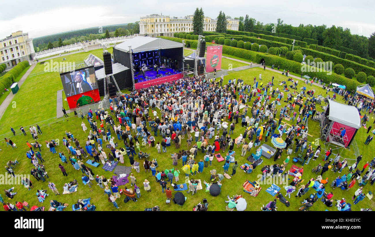 Menschen besuchen Open-Air-Konzert auf dem International Jazz Festival 'U Stockfoto