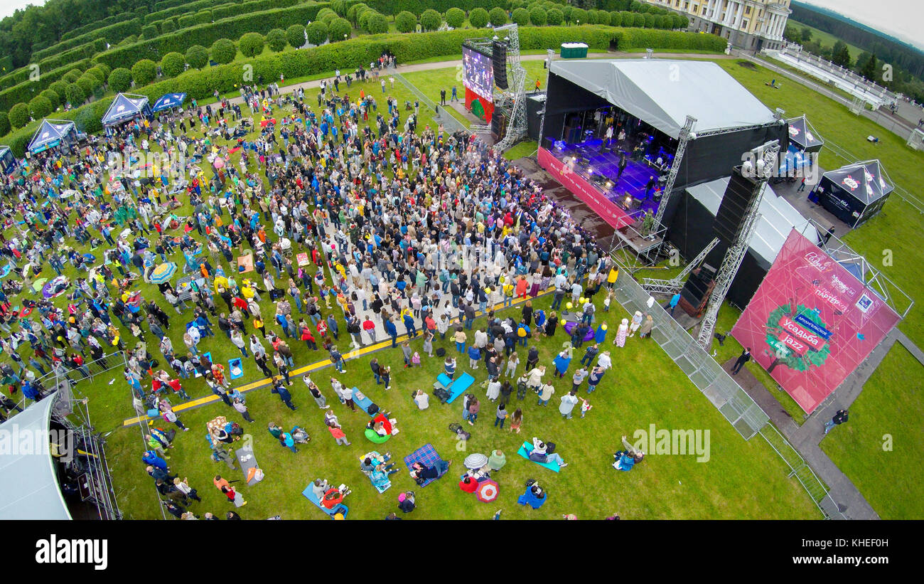 Menschen besuchen Open-Air-Konzert auf dem International Jazz Festival 'U Stockfoto