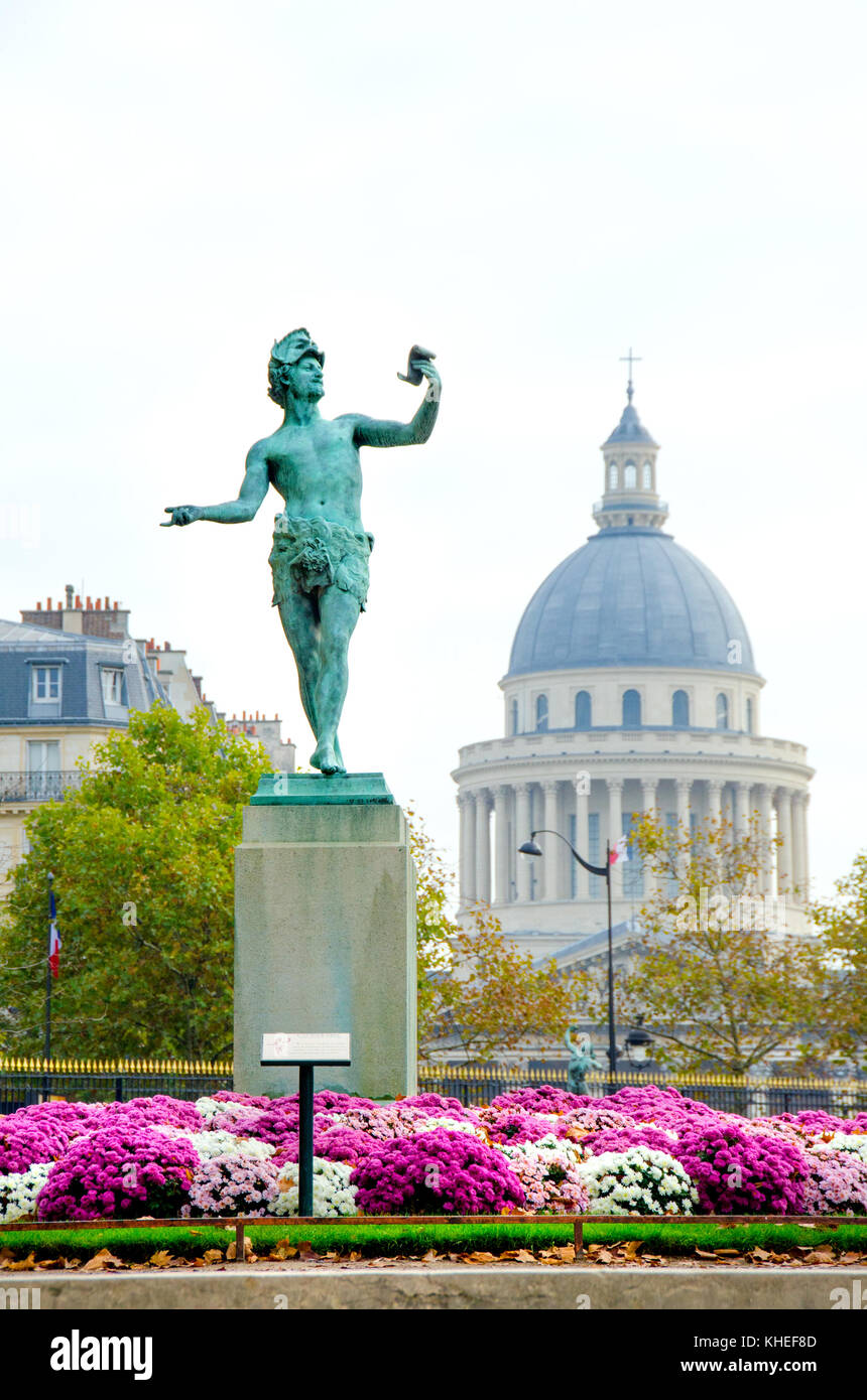 Paris, Frankreich. Jardin du Luxembourg (6. Arr) 'L'Acteur Grec' (1868: Charles-Arthur Bourgeois) Kuppel des Pantheons dahinter Stockfoto