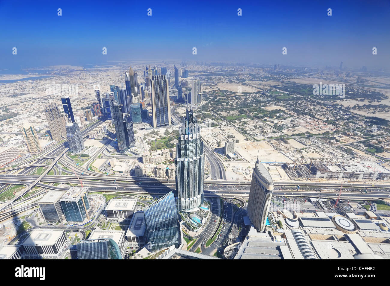 Skyline von Dubai von oben Blick vom Burj Khalifa am Geschäft in der Innenstadt von Dubai. Stockfoto
