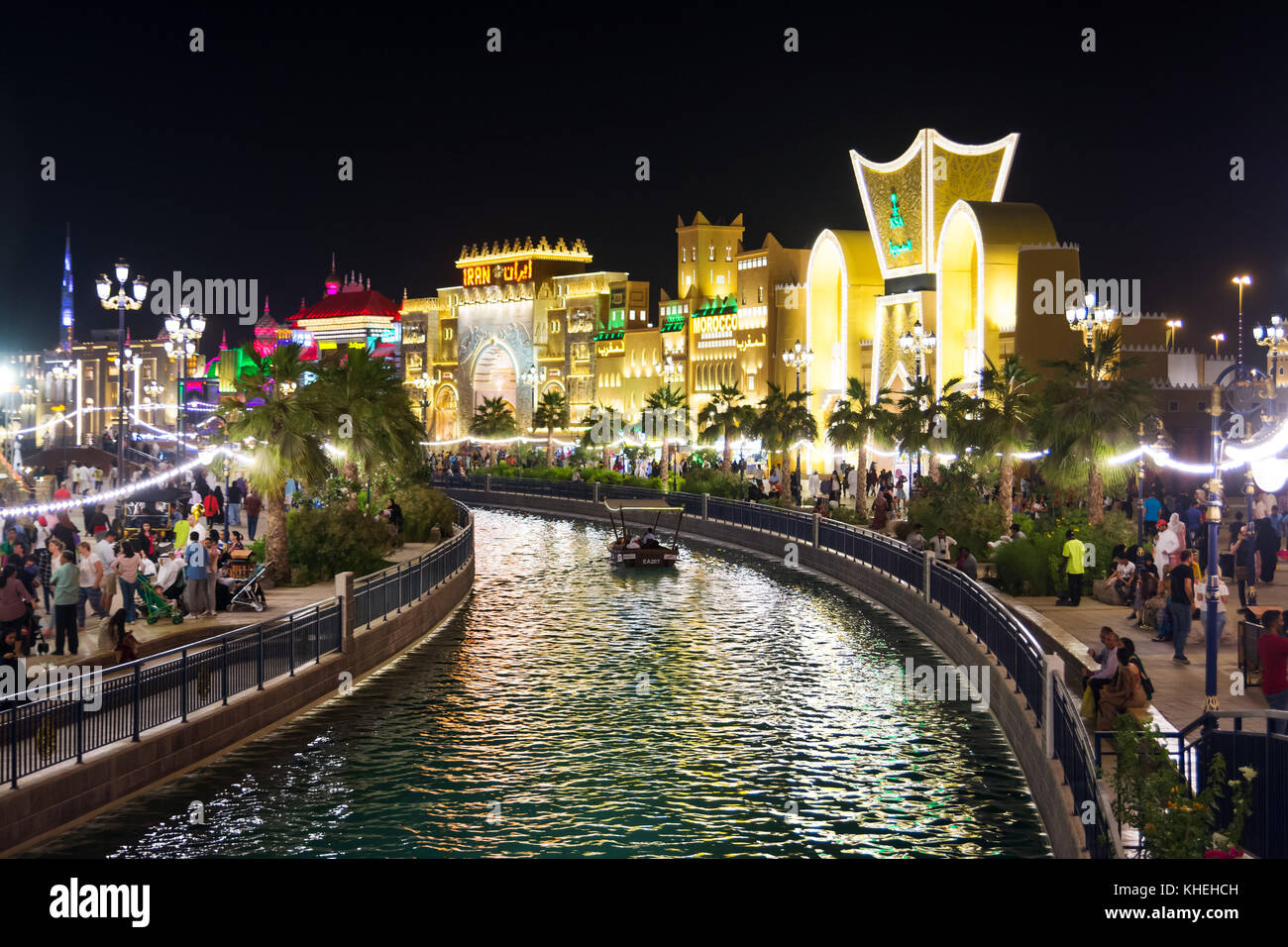 DUBAI, VEREINIGTE ARABISCHE EMIRATE - 6. NOVEMBER 2017: Global Village at Night. Beliebte Touristenattraktion in Dubai mit Geschäften und Restaurants aus der Umgebung Stockfoto