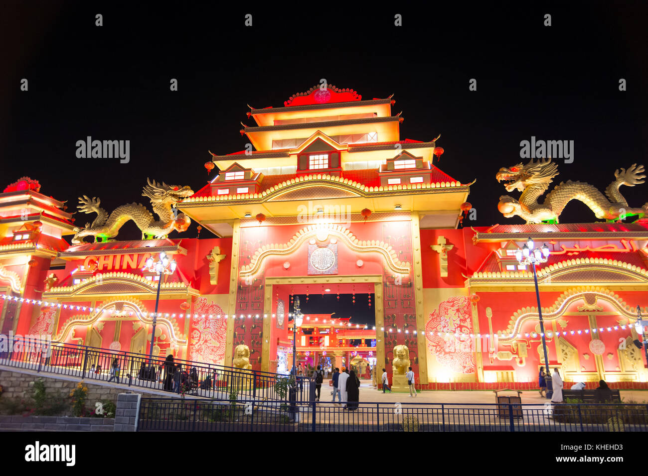 DUBAI, VEREINIGTE ARABISCHE Emirate - 6. NOVEMBER 2017: Chinatown von Global Village at Night. Beliebte Touristenattraktion in Dubai mit Geschäften und Restaurants Stockfoto