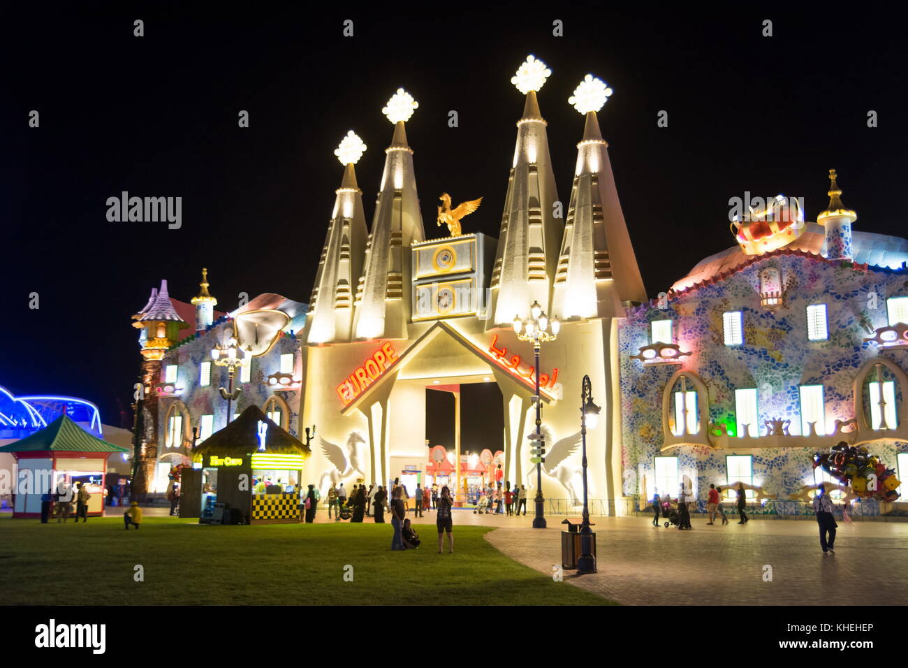 DUBAI, VEREINIGTE ARABISCHE EMIRATES - 6. NOVEMBER 2017: Stand Europa auf der Global Village at Night. Beliebte Touristenattraktion in Dubai mit Geschäften und Restaurant Stockfoto