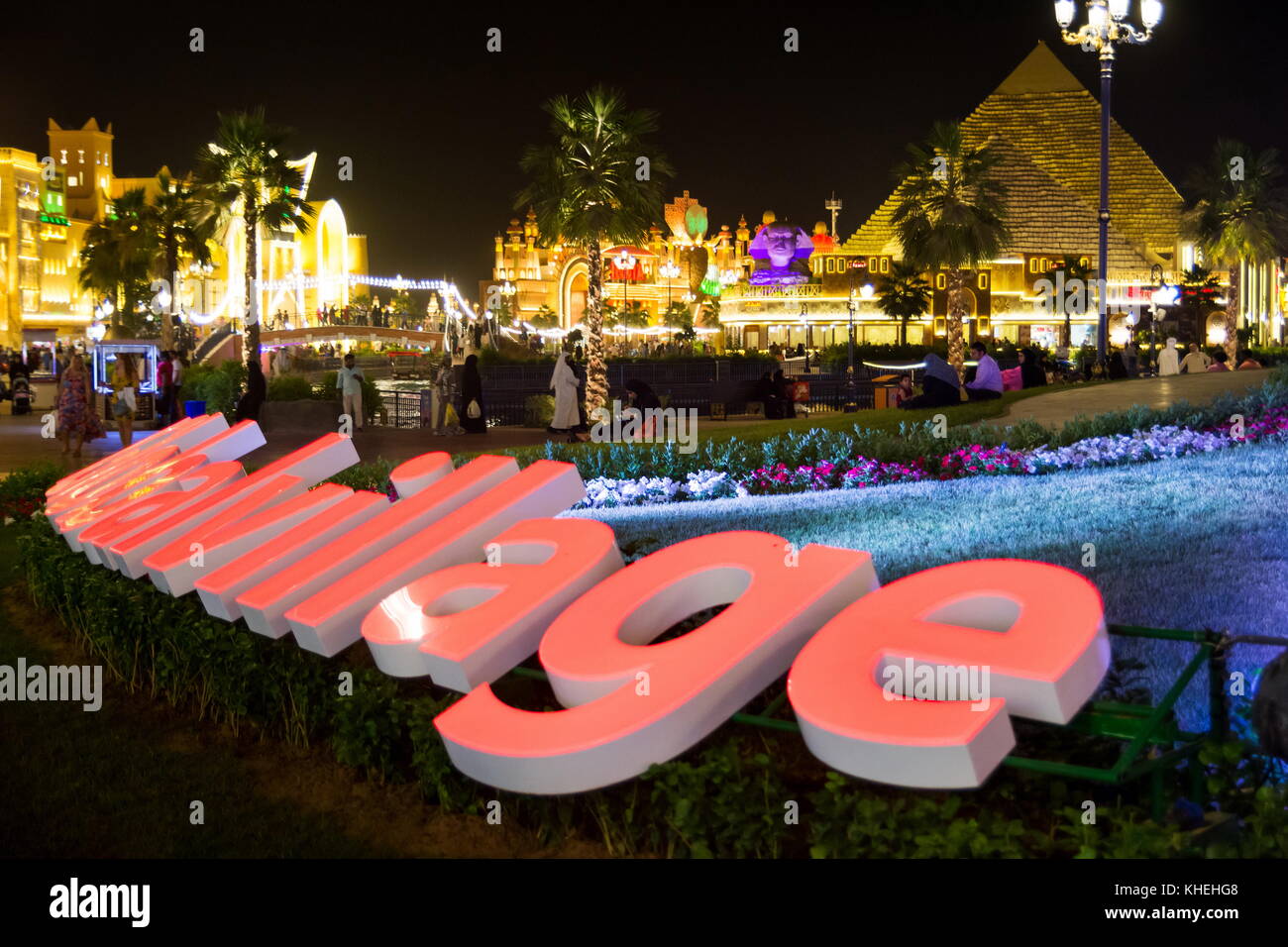 Dubai, Vereinigte Arabische Emirate - November 6, 2017: global village Anmelden bei Nacht. beliebte Touristenattraktion in Dubai mit Geschäften und Restaurants von d Stockfoto