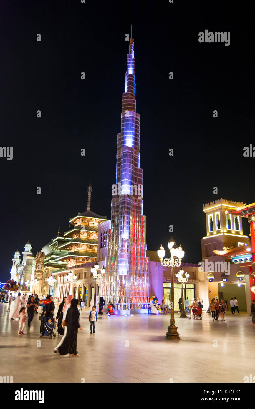 DUBAI, VEREINIGTE ARABISCHE Emirate - 6. NOVEMBER 2017: Miniatur Burj Khalifa im Global Village at Night. Beliebte Touristenattraktion in Dubai mit Geschäften und Stockfoto