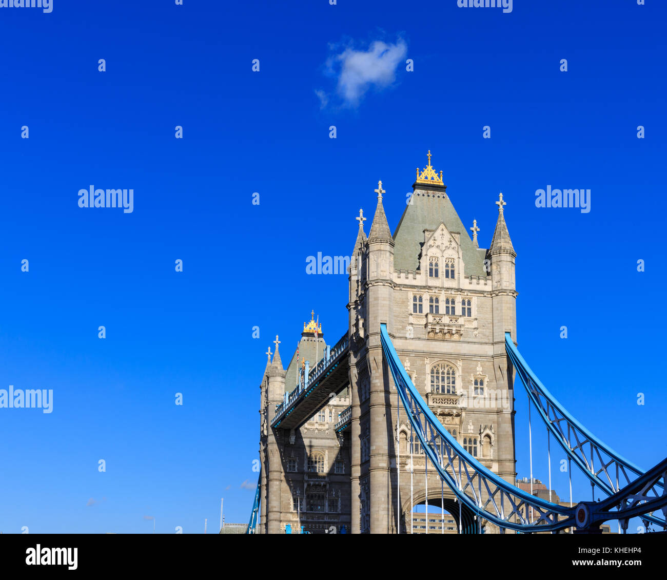 Die Tower Bridge, Britische Wahrzeichen an einem klaren, sonnigen Tag mit blauem Himmel in der Hauptstadt, London, England, Vereinigtes Königreich Stockfoto