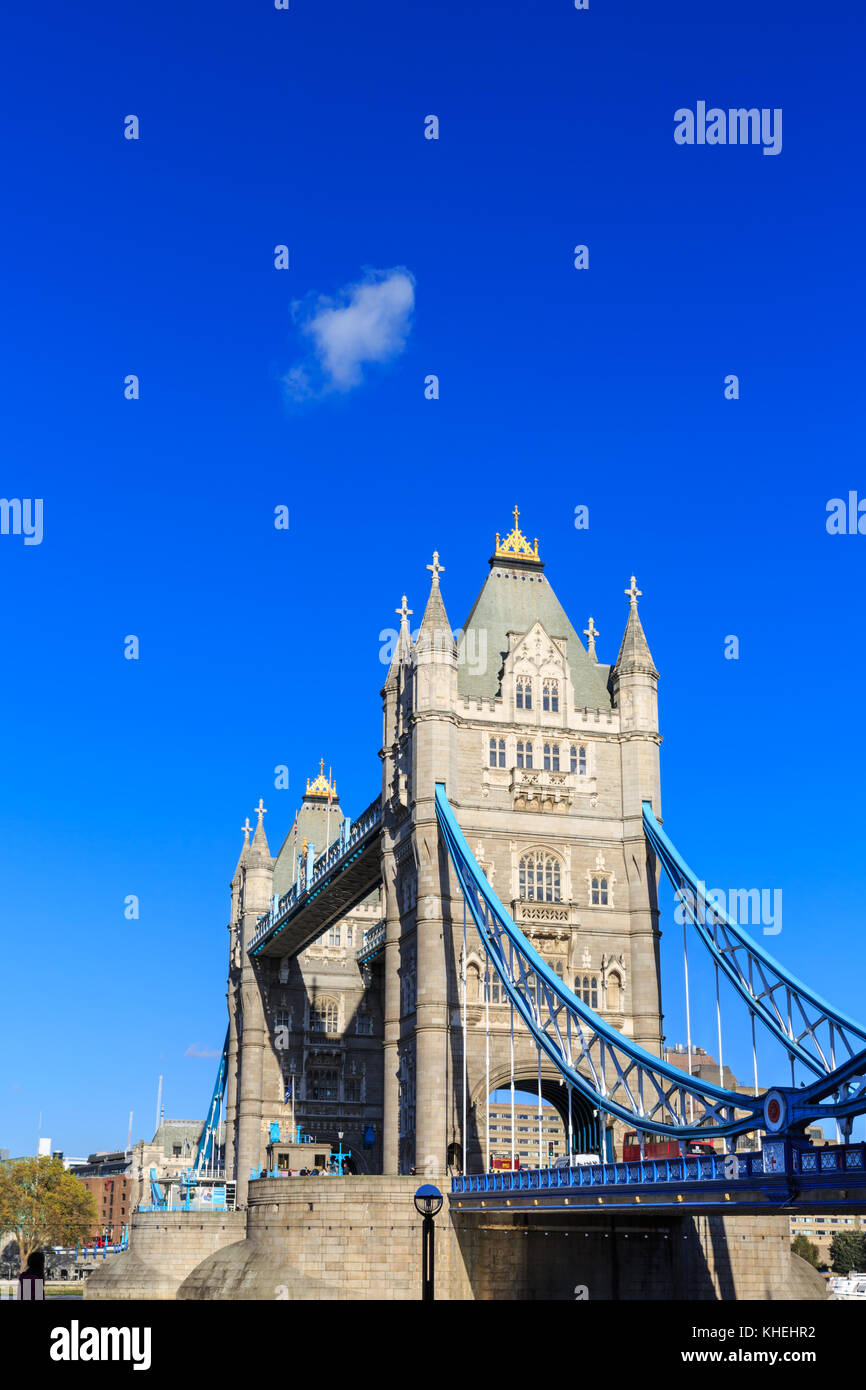 Die Tower Bridge, Britische Wahrzeichen an einem klaren, sonnigen Tag mit blauem Himmel in der Hauptstadt, London, England, Vereinigtes Königreich Stockfoto