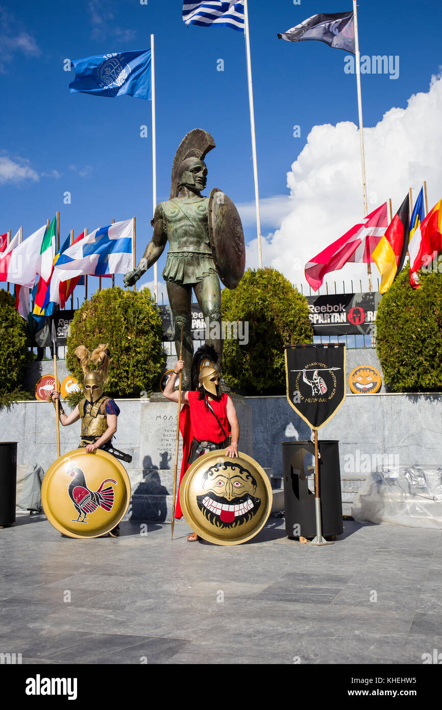 SPARTA, GRIECHENLAND - 4. NOVEMBER 2017: Krieger, die eine alte spartanische Rüstung unter der Statue von Leonidas in Sparta tragen Stockfoto