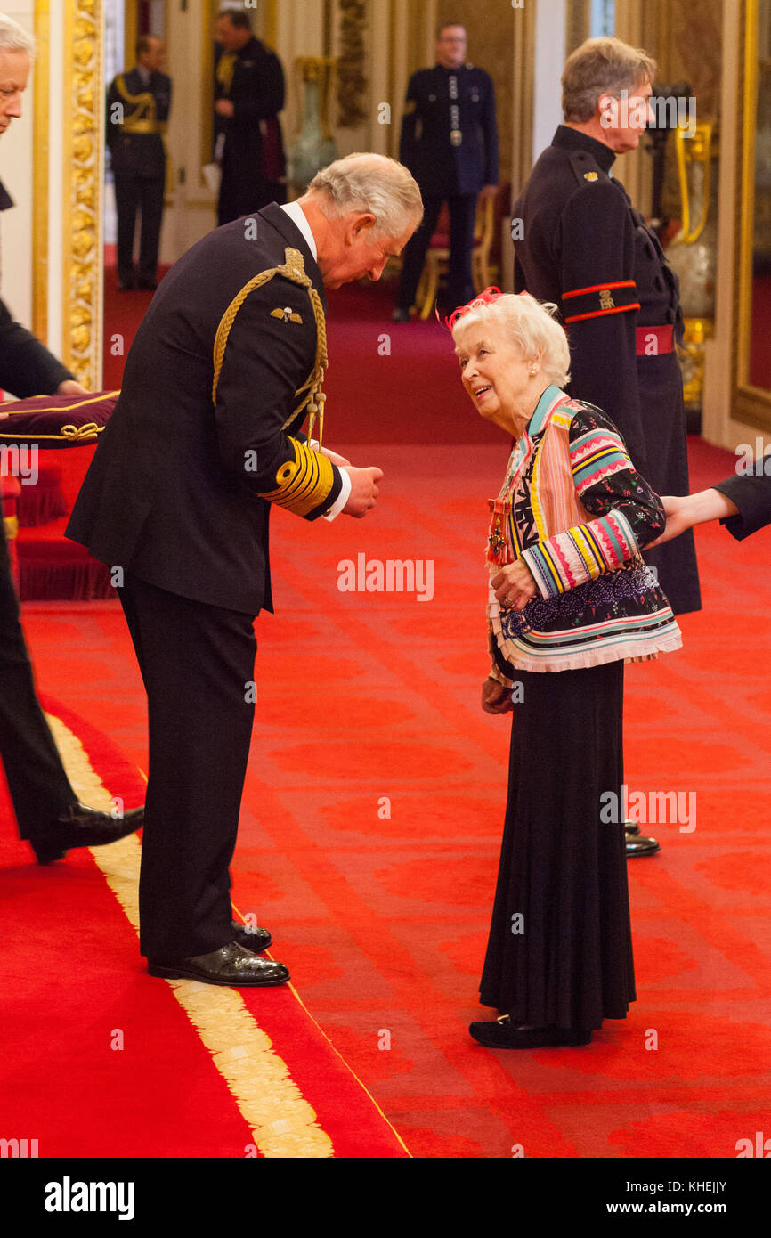 Dame June Whitfield aus Kingston upon Thames wird vom Prince of Wales am Buckingham Palace zur Dame Commander des Britischen Empire ernannt. Stockfoto