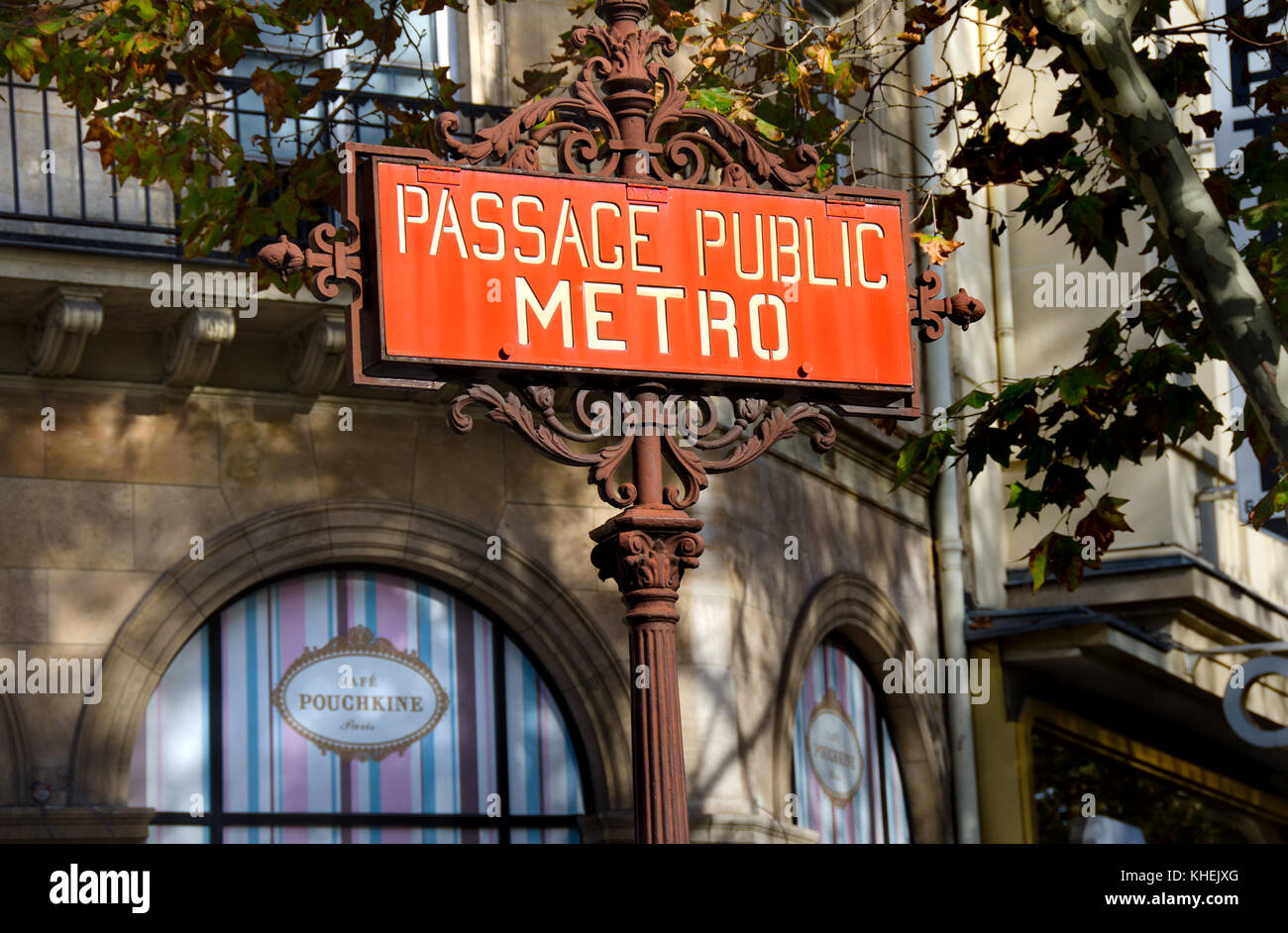 Paris, Frankreich. Pariser Metrostation (Madeleine) Metro und Passage öffentlichen Zeichen, ein nützlicher Indikator während WW2, dass es Raum für die Evakuierung. Stockfoto
