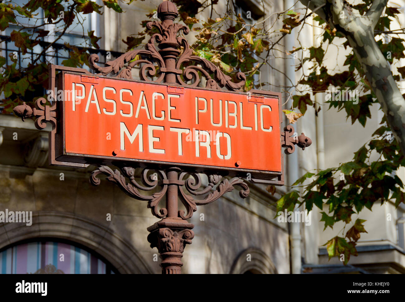 Paris, Frankreich. Pariser Metrostation (Madeleine) Metro und Passage öffentlichen Zeichen, ein nützlicher Indikator während WW2, dass es Raum für die Evakuierung. Stockfoto