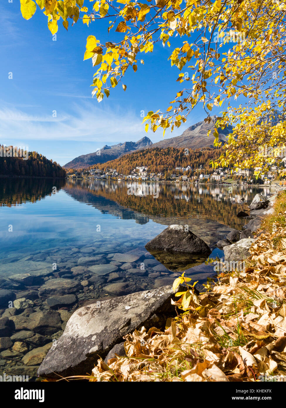 Oktober im Engadin, Ort und See von St. Moritz. Die herbstlichen Jahreszeit Stockfoto