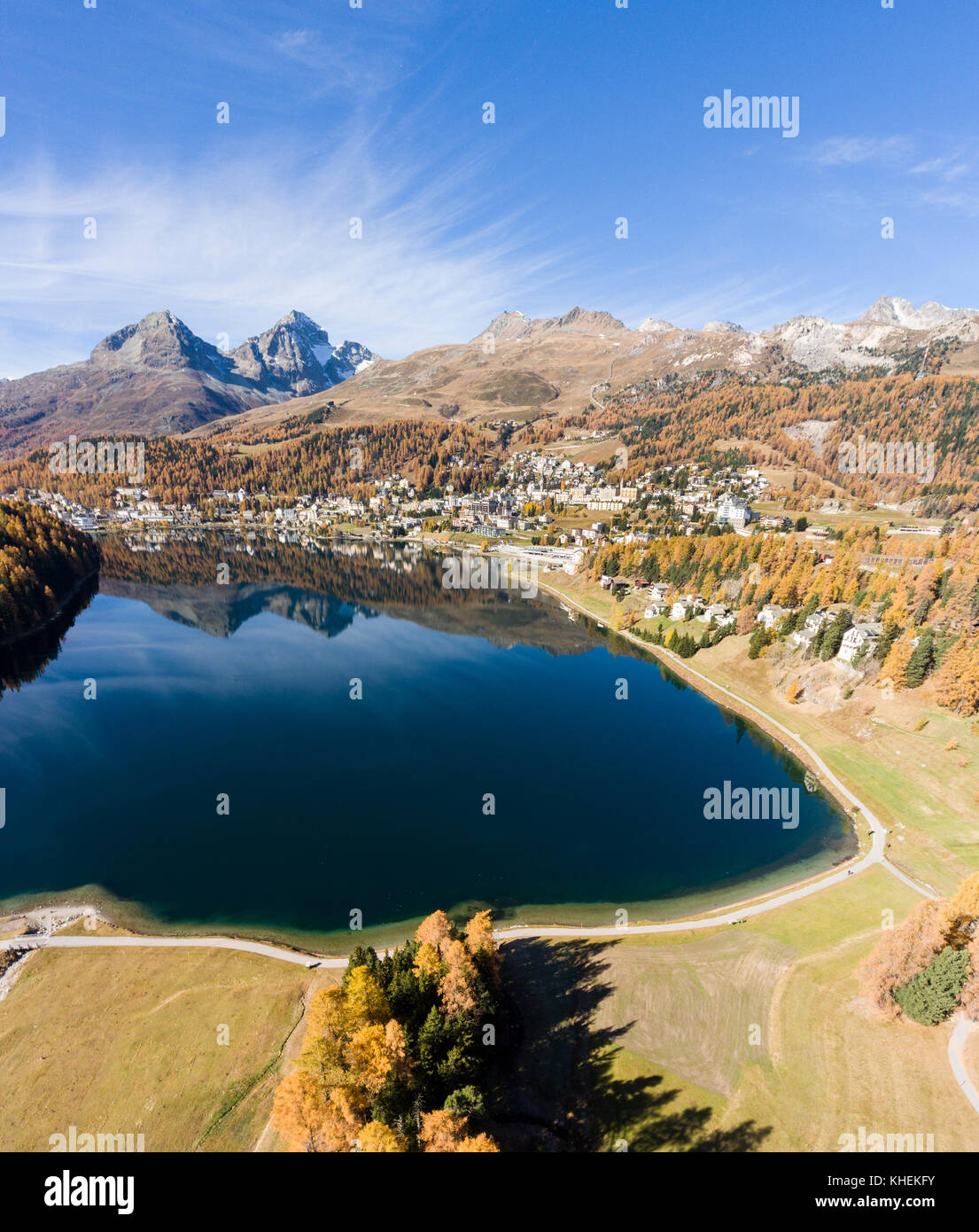 Tal des Engadins im Herbst. Alpendorf und See Stockfoto